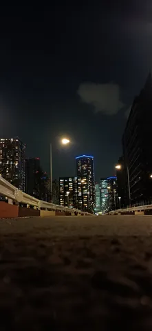 視線を誘う都会の夜道