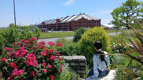 鮮やかな花と歴史的建造物のコントラスト