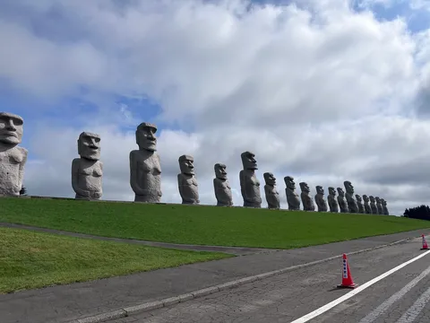 モアイ像の行進、青空の下で