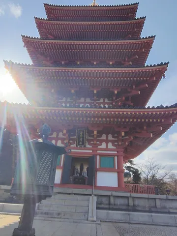 朱色の塔と輝く陽光
