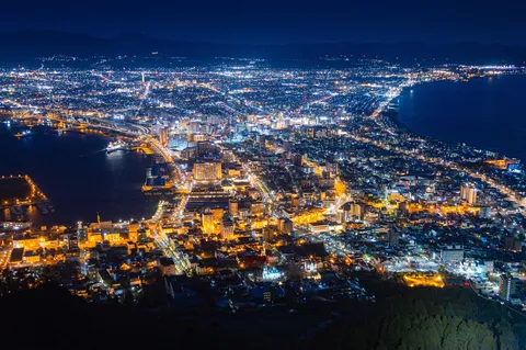 光きらめく湾岸都市の夜景