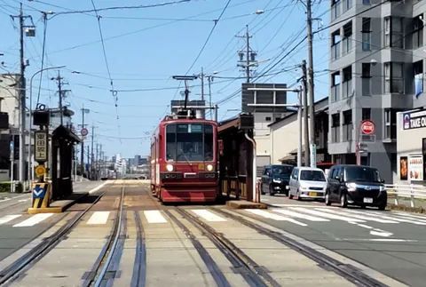陽光に輝く街角の路面電車