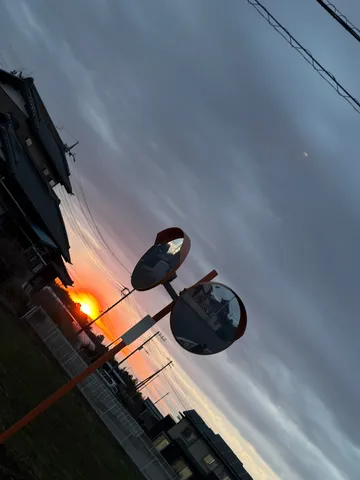 夕景に映る路地の鏡