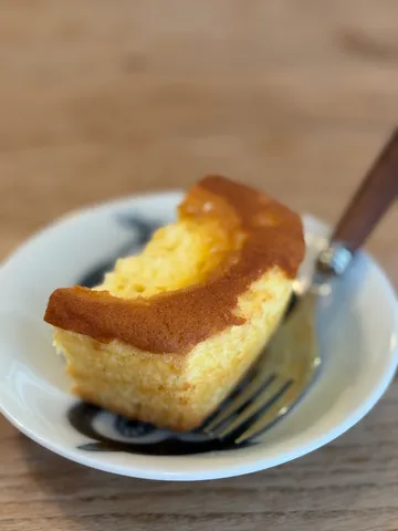 フォークが添えられた、一口サイズのケーキ