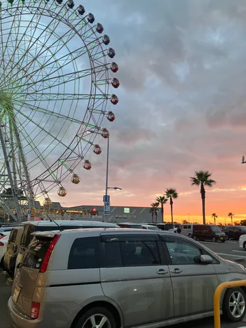 夕暮れ遊園地の片隅
