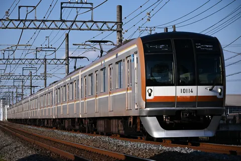 青空を貫く電車と架線
