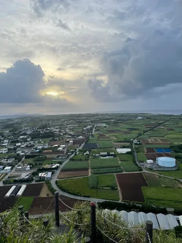 雲間からの光、広がる集落