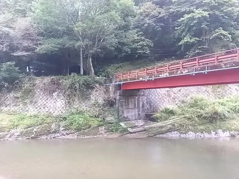 橋の下は今日も泥んこ