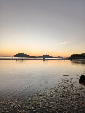 夕暮れの潮溜まりに映る空