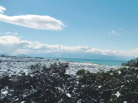 冬化粧の街と湖