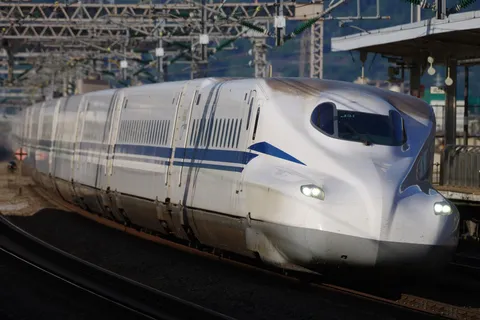 疾走する新幹線、青いラインの軌跡