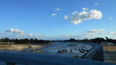空と川、穏やかな午後の風景
