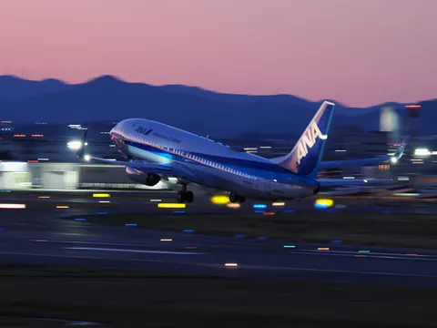 夜空を彩るANAの旅立ち