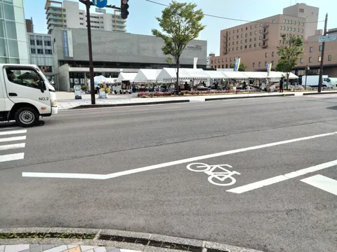 街角の賑わいと自転車レーン