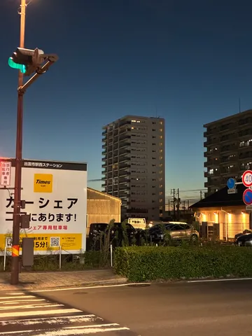 黄昏の街角と信号