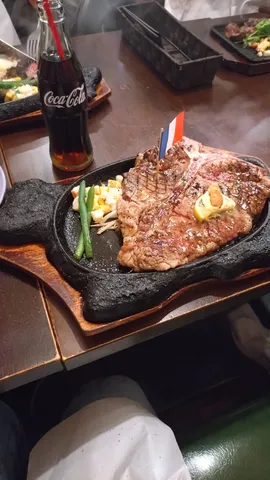 鉄板で香る夜の肉影