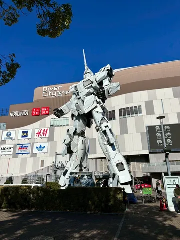 青空の下の巨大ガンダム像