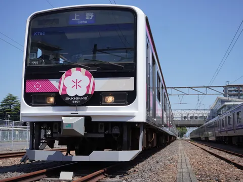 青空の下、力強く佇む列車