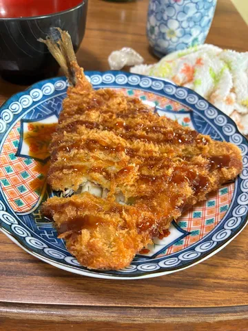 揚げ魚にソースの躍動感