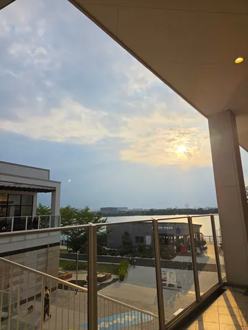 水辺に沈む夕陽、建築と空のコントラスト