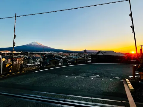 夕日に染まる富士山と街並み