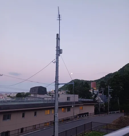 月夜を照らす電柱の灯り