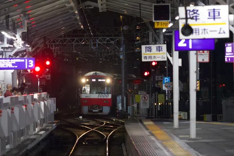 夜のホームに響く赤灯