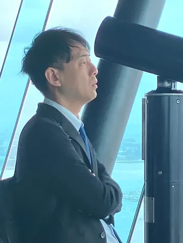 高みからの眺め、映るは遠い街
