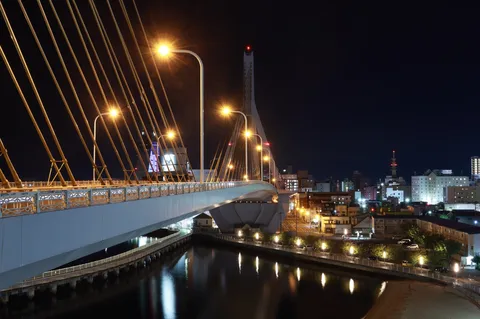 夜景を結ぶオレンジの吊橋