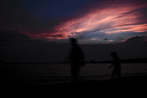 夕景のシルエットと静寂