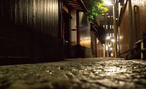 夜の路地に光の滴