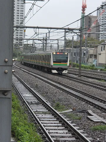 雨の中を疾走する近郊電車