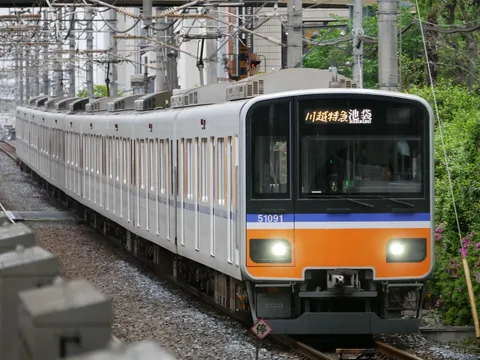 都会を駆け抜ける列車の力強さ