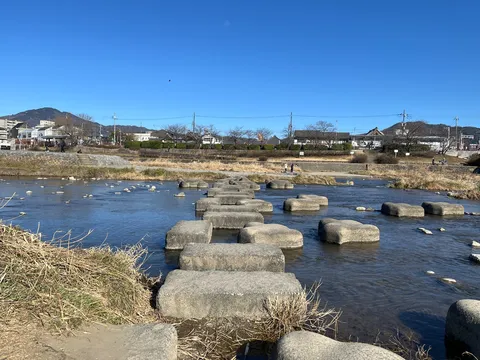 石畳の穏やかな川辺