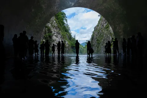 水面に映る光景、トンネルの出口
