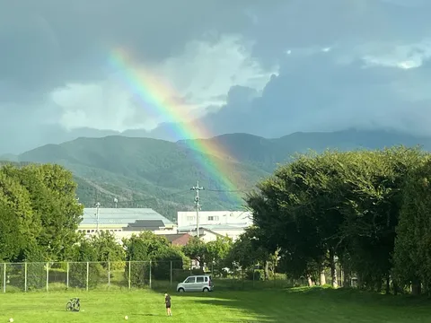 虹と山麓に広がる余韻の風景