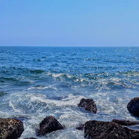 岩に砕ける波のきらめき