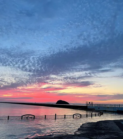 燃えるような空と静かな海