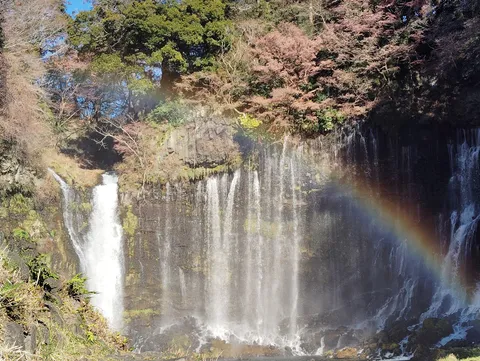 滝と虹の幻想的な出会い