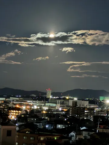 雲間から覗く月明かりの街