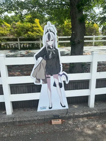 等身大パネルと初夏の日差し