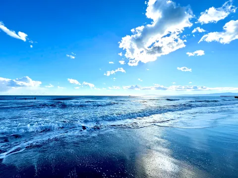 青い海と空、波打ち際の輝き