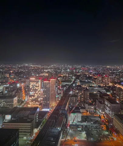 光の川が流れる街の夜景