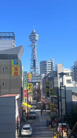 看板と塔が織りなす街角