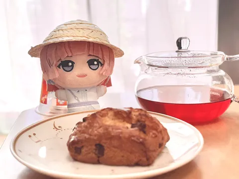 お茶と焼き菓子と見守る瞳