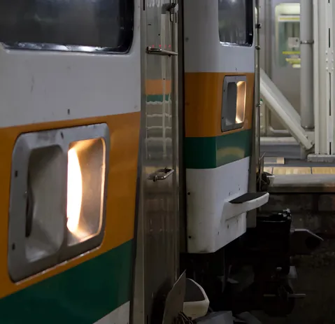 旅立ちの合図、車両の灯り