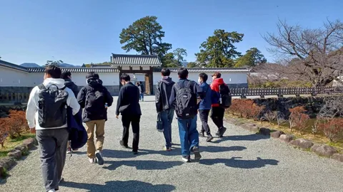 青空の下、歴史への道