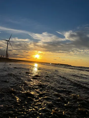 夕陽と風力発電機のシルエット