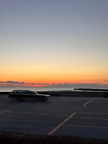 夕暮れの寂寥、ワゴン車と海