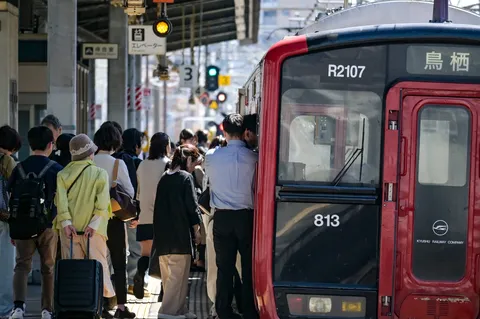 赤い電車、人間吸い込み中？